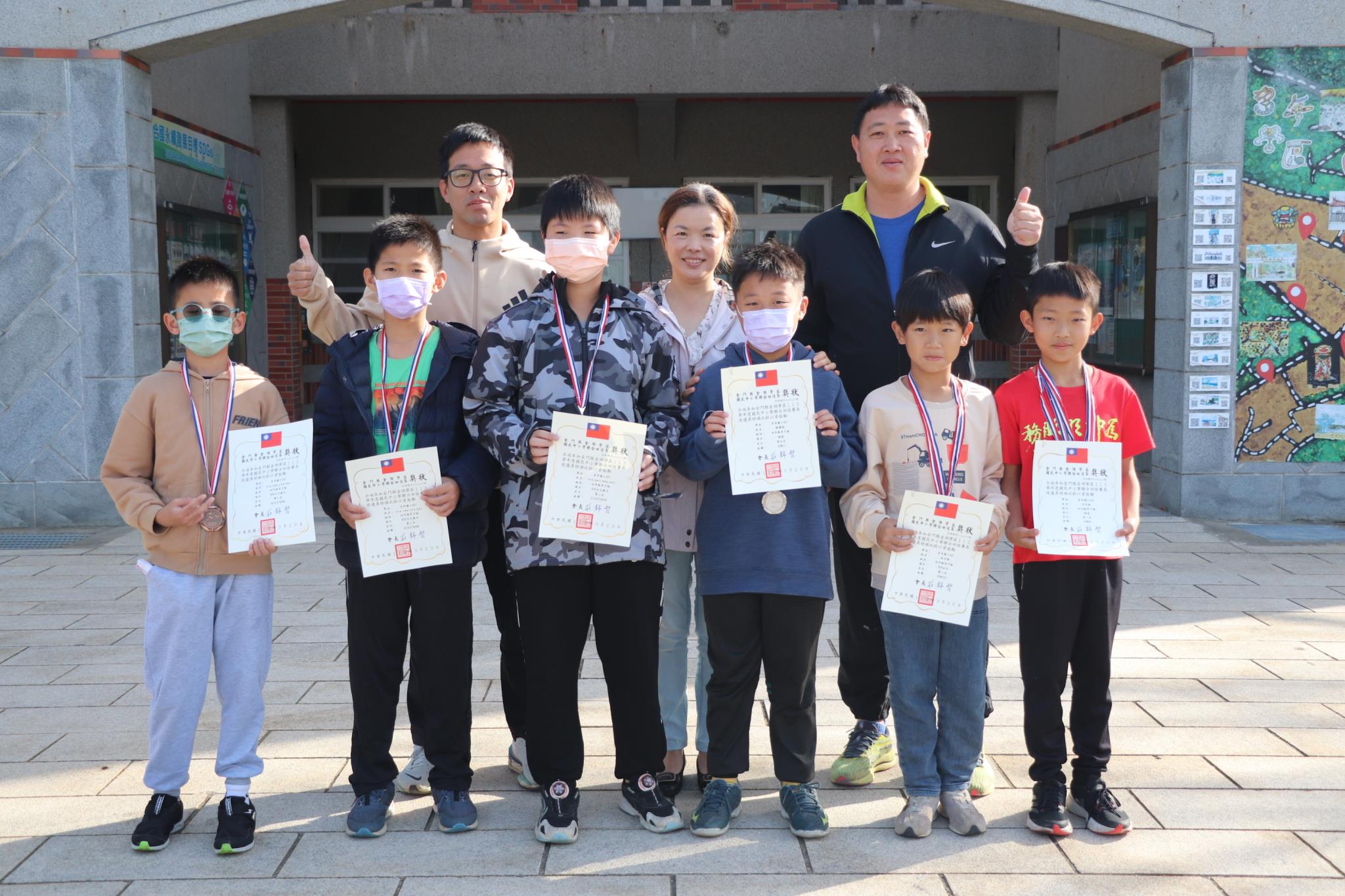 榮獲<br><br>【四年級男生組】<br>吳宇皓：60公尺第二名、200公尺第五名、跳遠第一名<br>吳宇傑：200公尺第八名<br>劉燿誠：跳遠第五名<br>4*100公尺接力第二名：楊耕宇/吳宇傑/劉燿誠/吳宇皓<br>4*200公尺接力第三名：呂駿熙/吳宇傑/翁睿呈/吳宇皓<br>