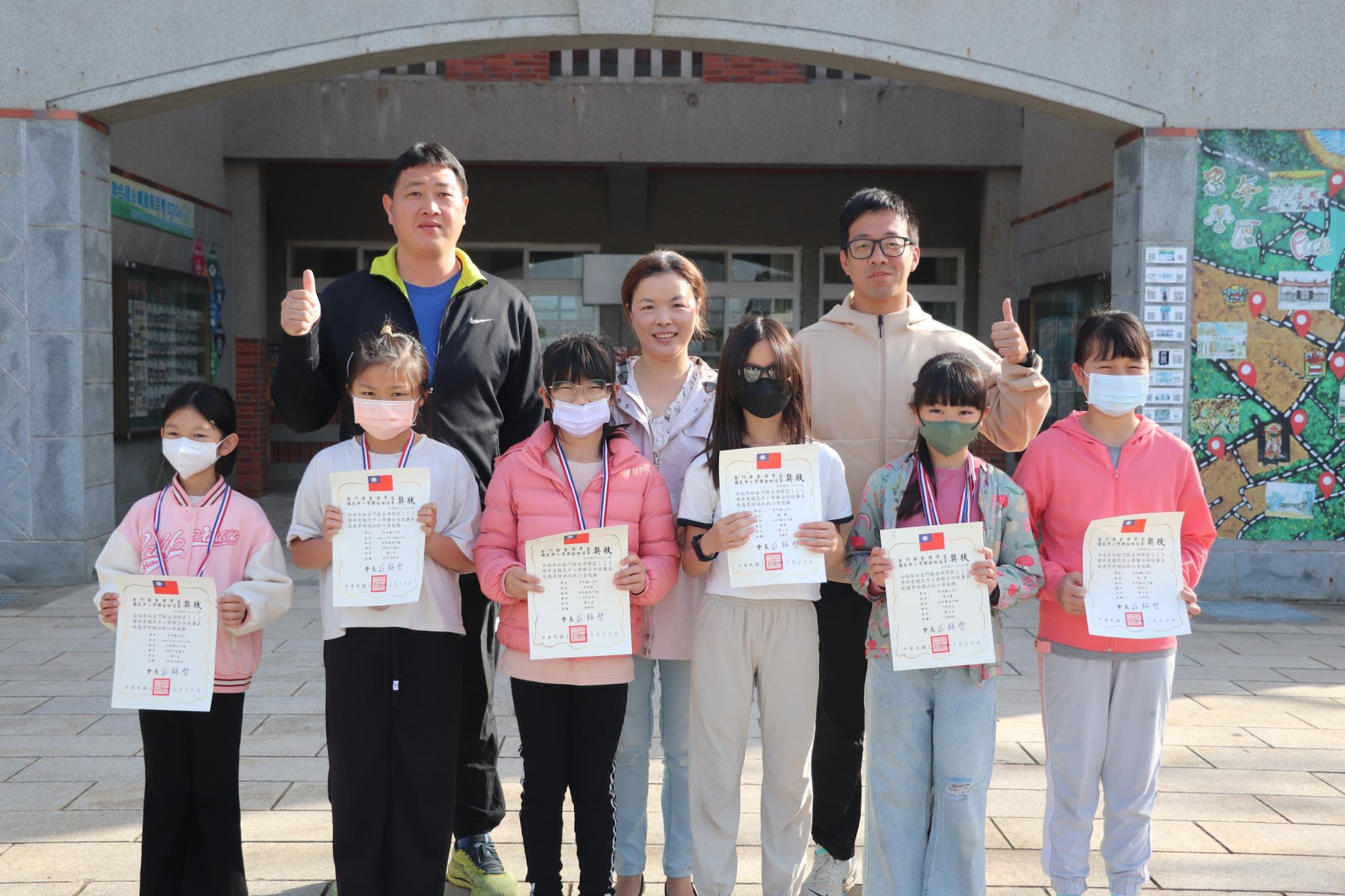 榮獲<br><br>【四年級女生組】<br>黃苡緁：100公尺第八名、200公尺第二名、跳遠第二名<br>張  絜：60公尺第七名<br>吳怡萱：200公尺第八名<br>謝  蓁：跳遠第七名<br>4*200公尺接力第三名：黃暐筑、呂芮妡、吳怡萱、黃苡緁<br>