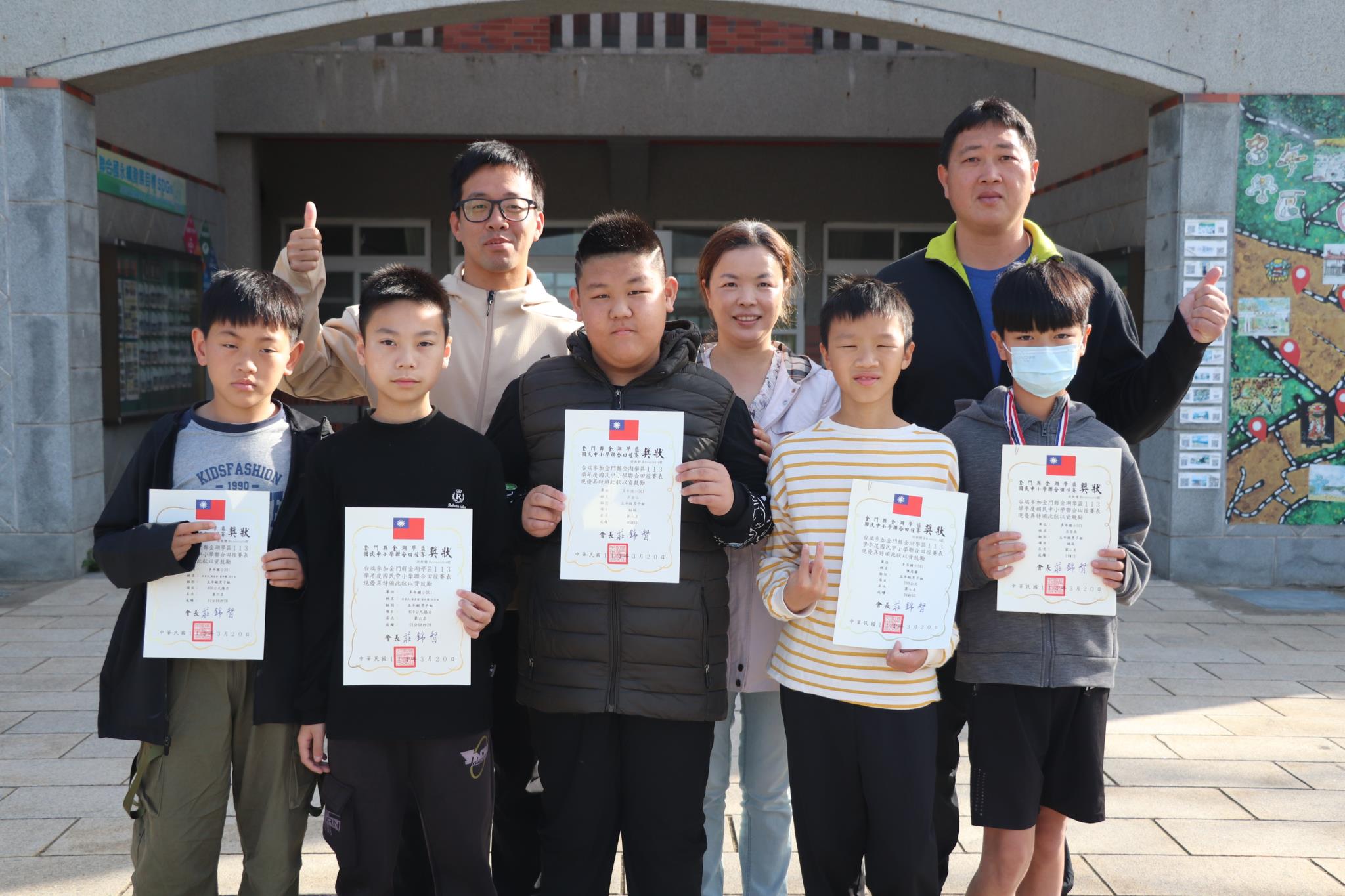 榮獲<br><br>【五年級男生組】<br>呂芳丞：200公尺第三名、跳高第二名、壘球擲遠第六名<br>陳是睿：200公尺第七名、跳遠第四名<br>吳鄭山：鉛球第八名<br>4*100公尺接力第六名：翁梓騫/陳是睿/吳育辰/呂芳丞<br>