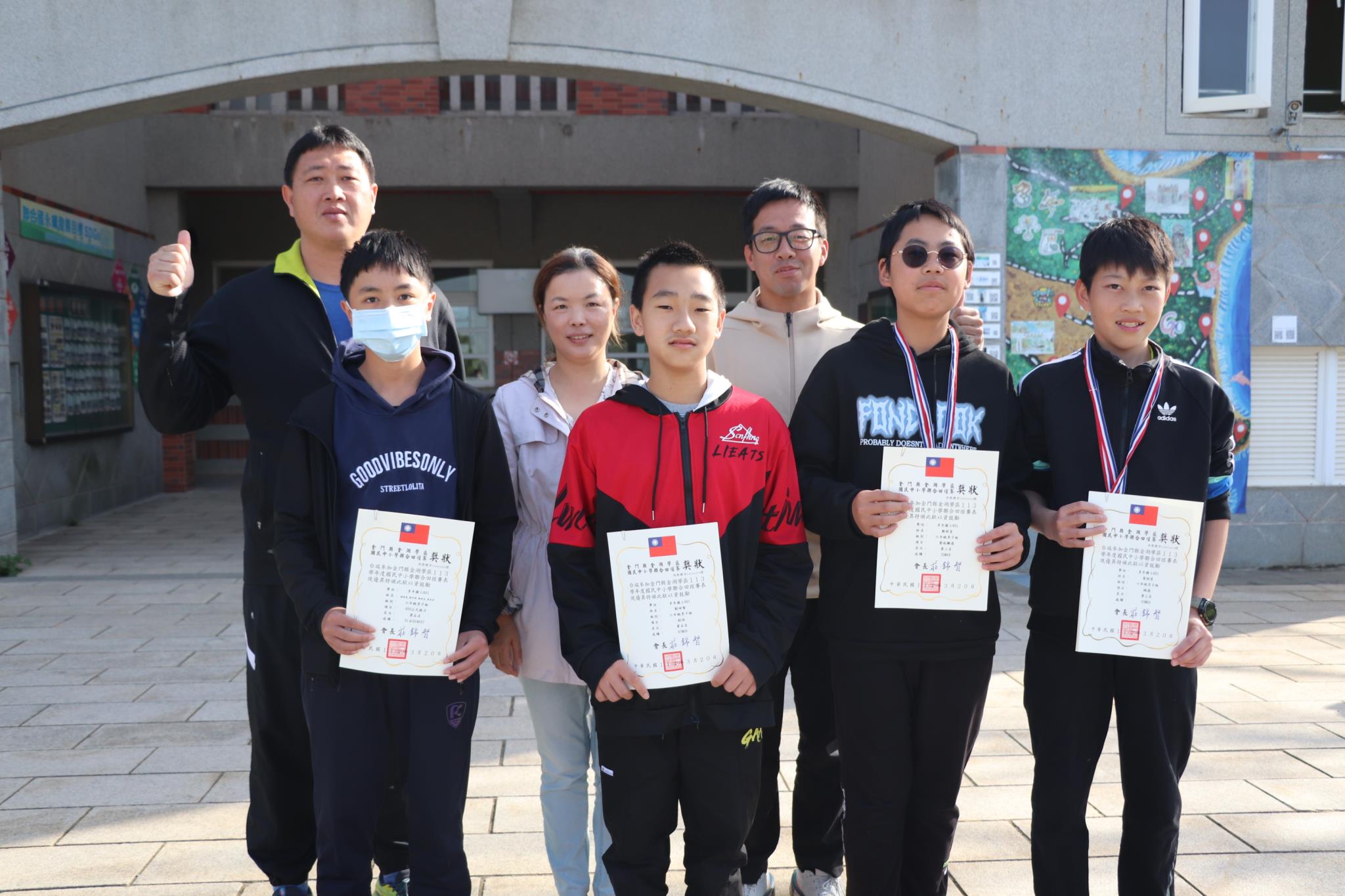 榮獲<br><br>【六年級男生組】<br>黃炤茗：100公尺第五名、200公尺第三名、跳遠第三名<br>鄭紹皇：壘球擲遠第三名、鉛球第三名、跳遠第四名<br>劉坤賢：鉛球第五名、壘球擲遠第八名<br>4*100公尺接力第五名：謝秉哲/劉坤賢/鄭紹皇/黃炤茗<br>4*200公尺接力第五名：謝秉哲/劉坤賢/鄭紹皇/黃炤茗<br><br>