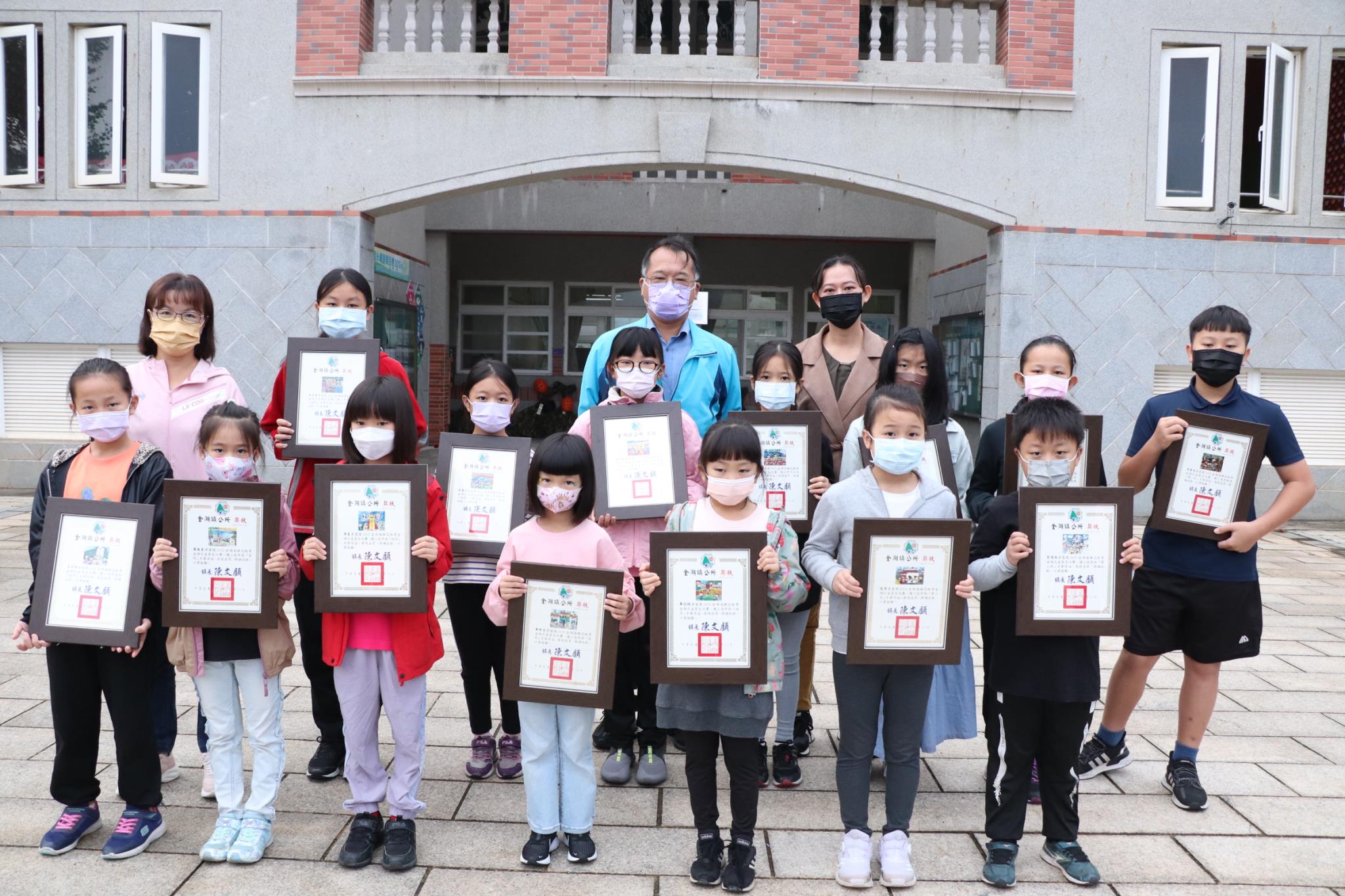 榮獲<br>高年級組：第一名許爾深　佳作吳佳瑩/王苡靕<br>中年級組：第二名翁詩晴<br>　　　　　佳　作王苡靖/陳采頡/呂苓瑋/劉書妤<br>低年級組：第二名劉燿誠/張絜<br>　　　　　佳　作黃苡緁/黃暐筑/謝蓁/周鈺蓁